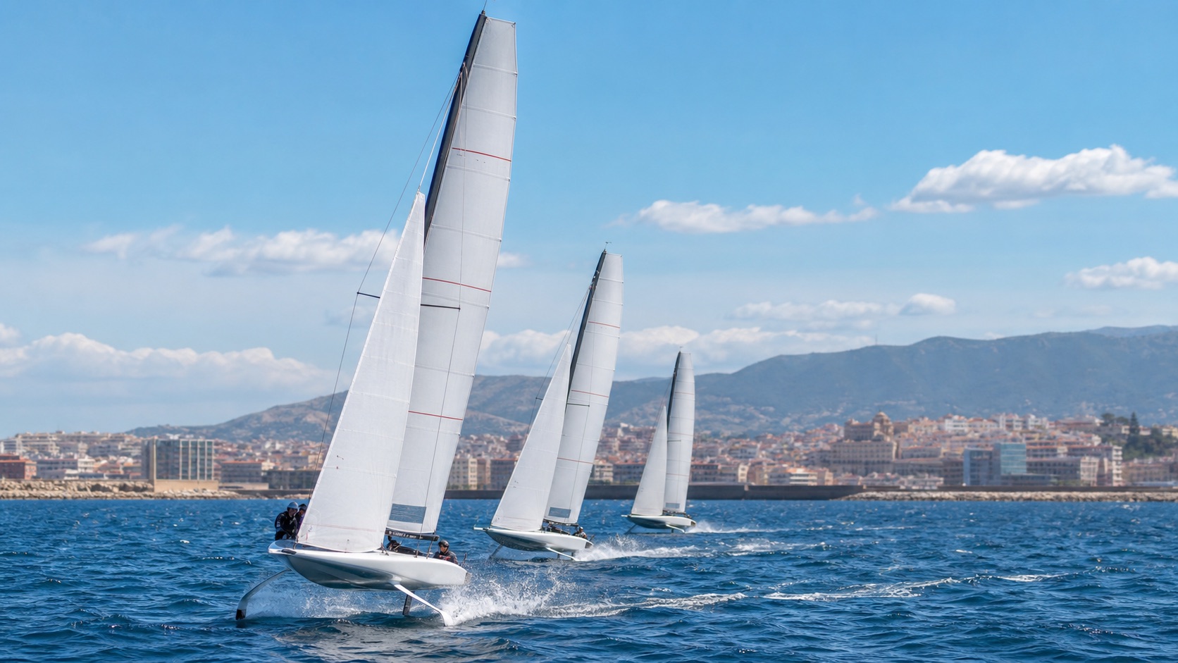 Barche a vela foiling in regata davanti alla costa di Cagliari