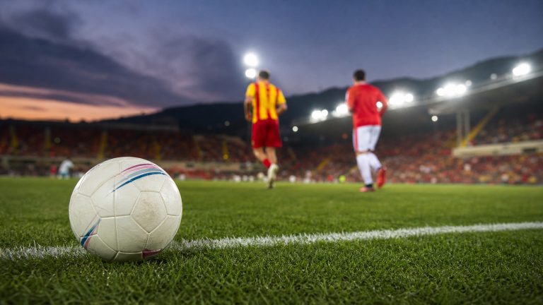 Pallone su un campo illuminato prima di Catanzaro-Monza