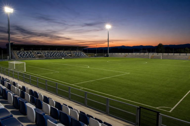 Campo da calcio illuminato per una finale Primavera