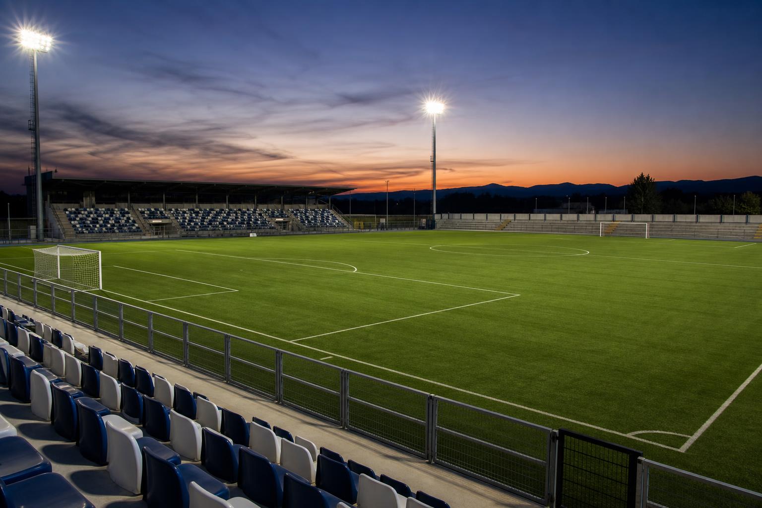Campo da calcio illuminato per una finale Primavera