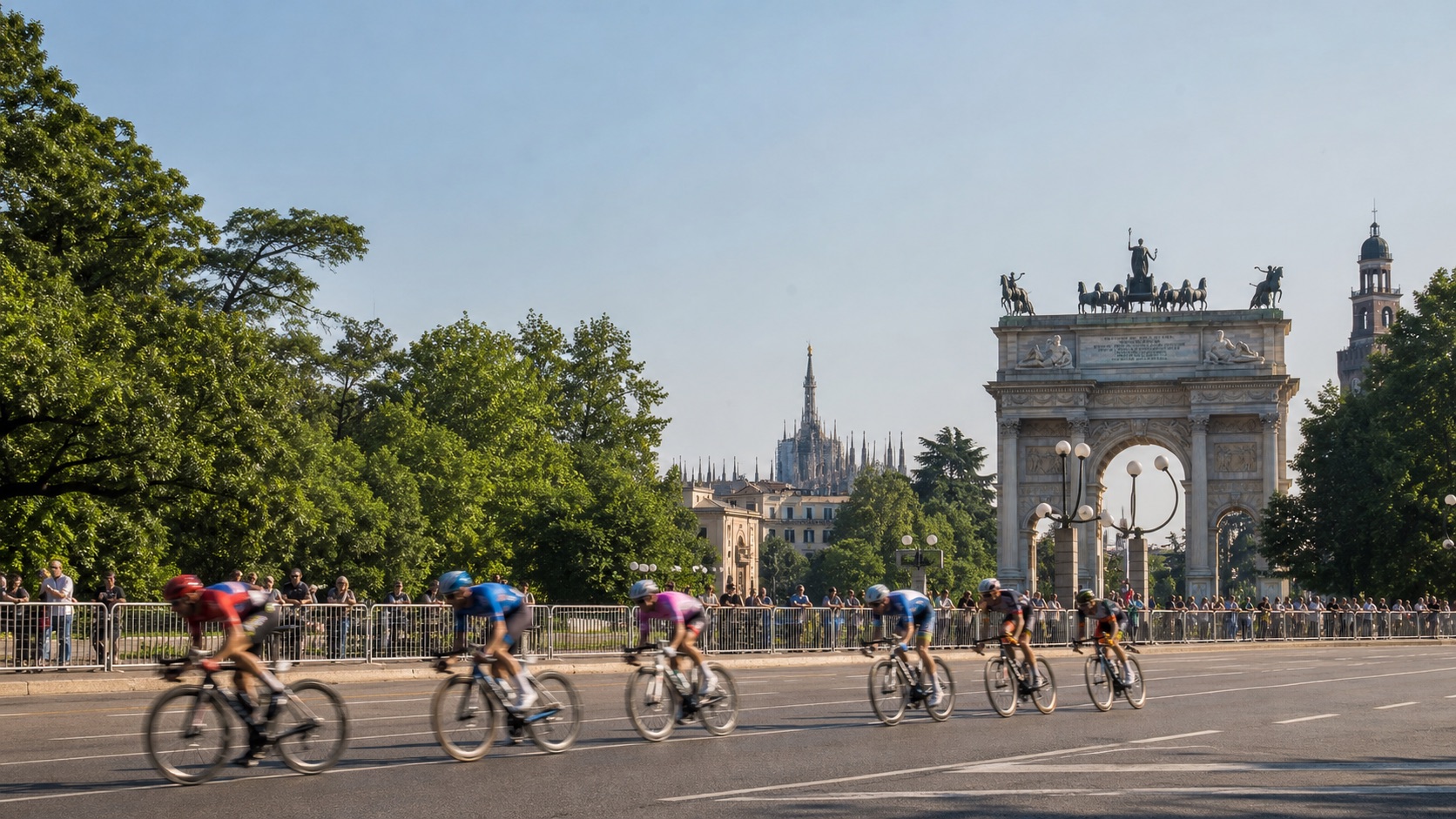 Ciclisti su una strada urbana di Milano durante una tappa in pianura