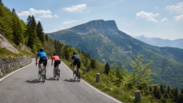 Ciclisti su una strada alpina verso Piancavallo