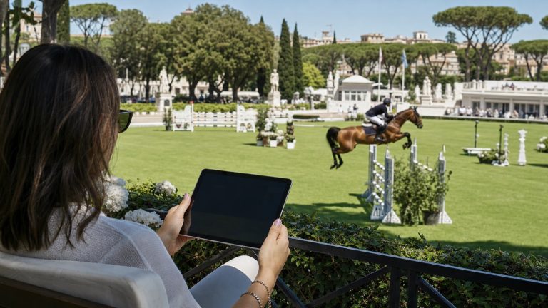 Campo di salto ostacoli a Piazza di Siena con tablet per seguire la diretta streaming