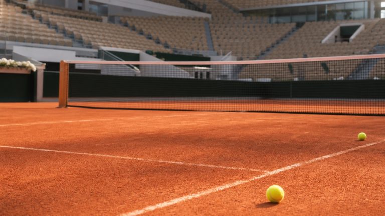 Campo da tennis in terra rossa prima dei match del Roland Garros