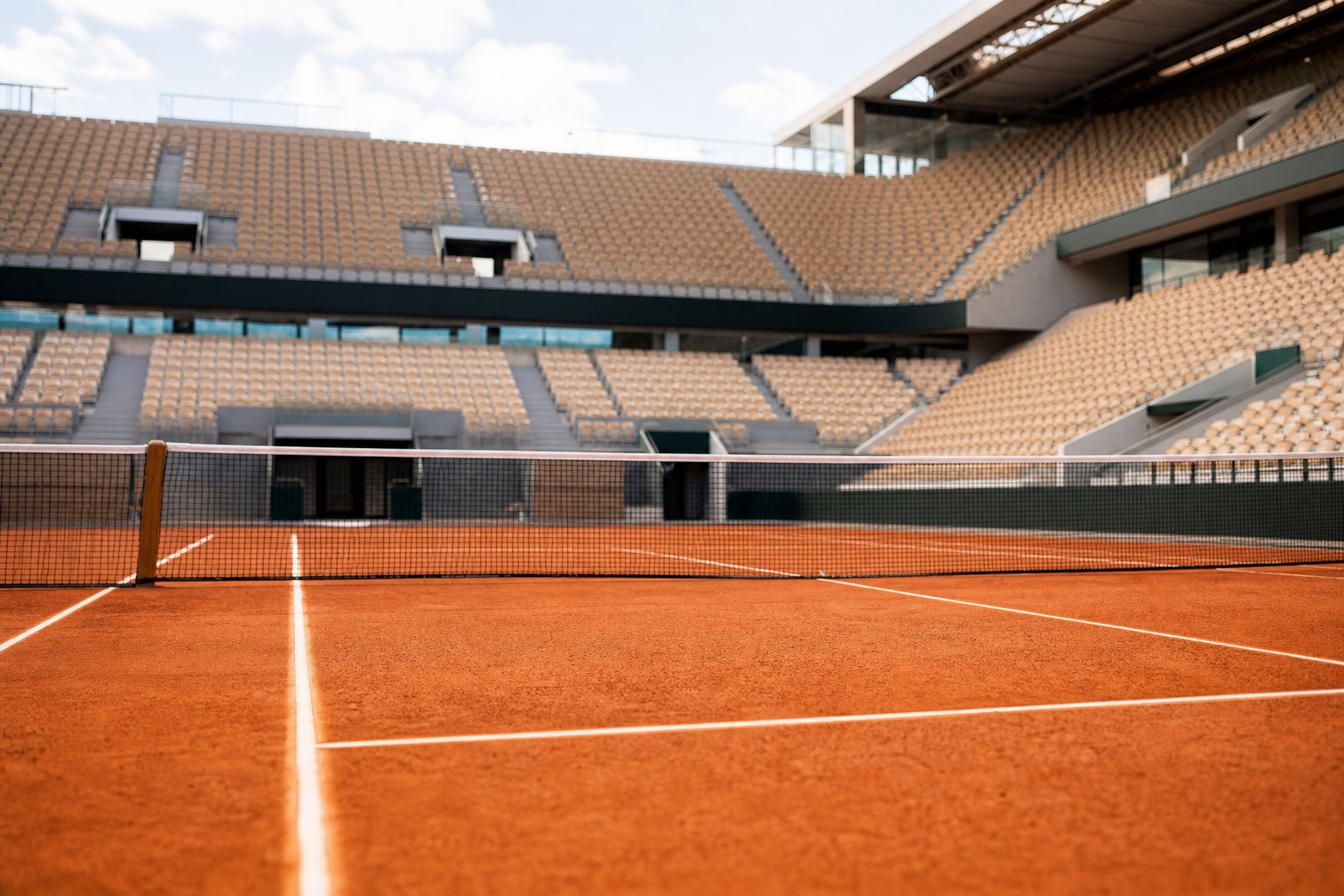 Campo da tennis in terra rossa pronto per il Day 5 del Roland Garros