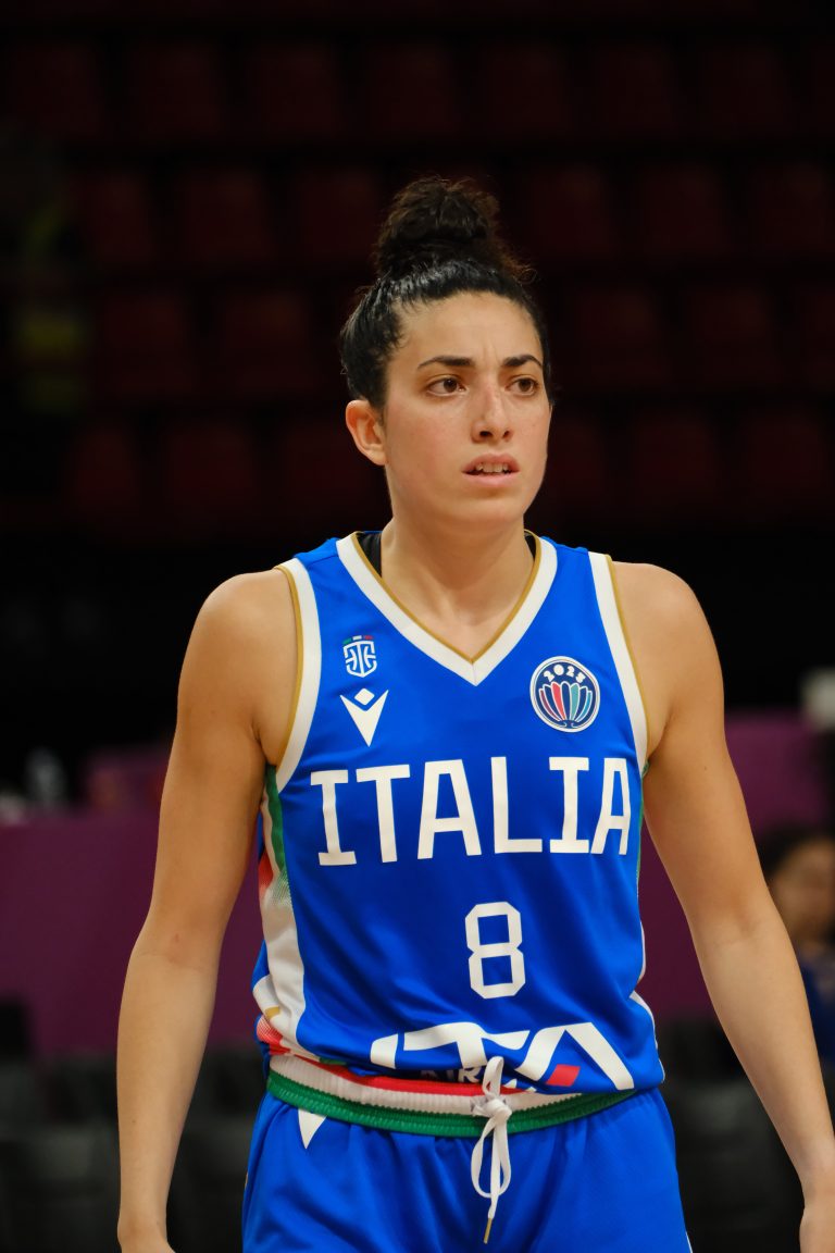 Costanza Verona con la nazionale italiana di basket femminile