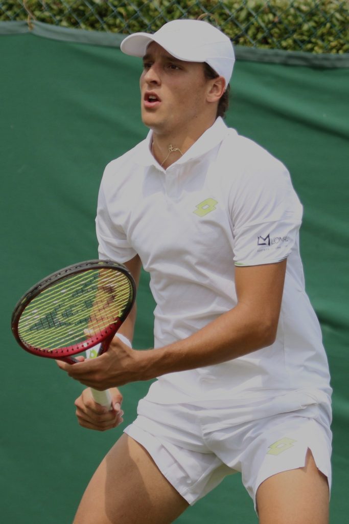 Luciano Darderi su un campo in erba alle qualificazioni di Wimbledon