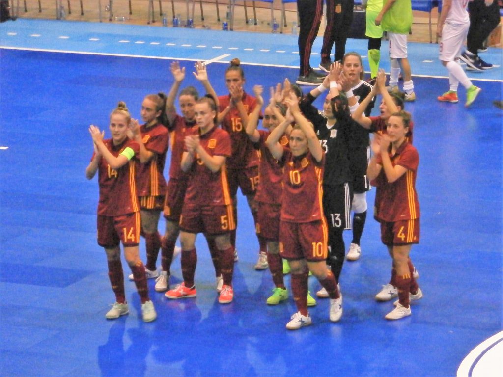 Giocatrici di futsal femminile durante una partita indoor
