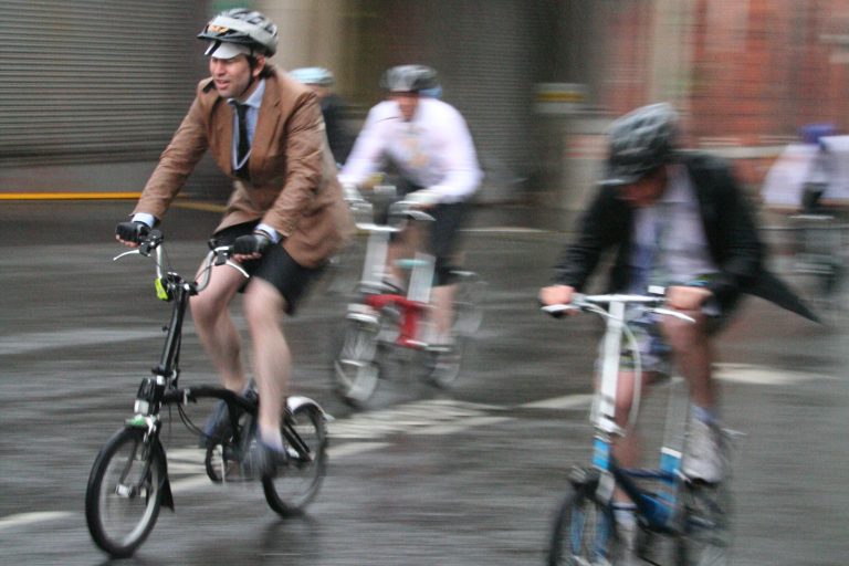 Ciclisti in gara al Smithfield Nocturne di Londra
