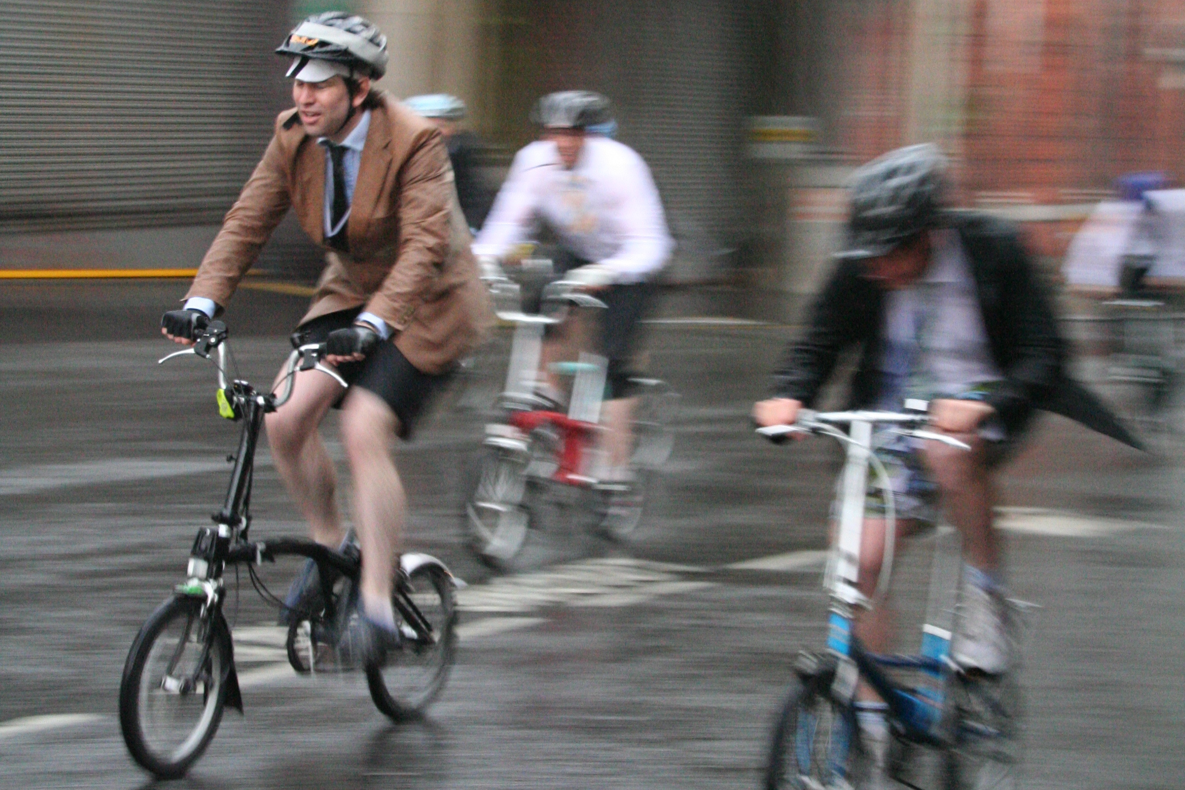 Ciclisti in gara al Smithfield Nocturne di Londra