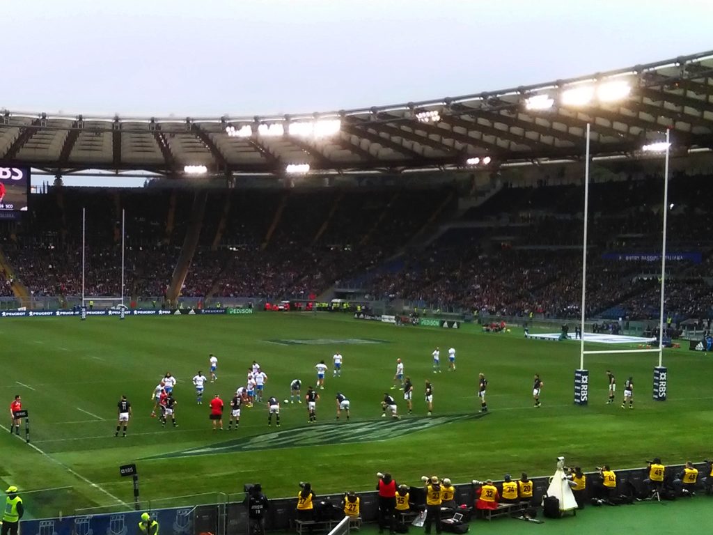 Azione di rugby tra Italia e Scozia allo Stadio Olimpico