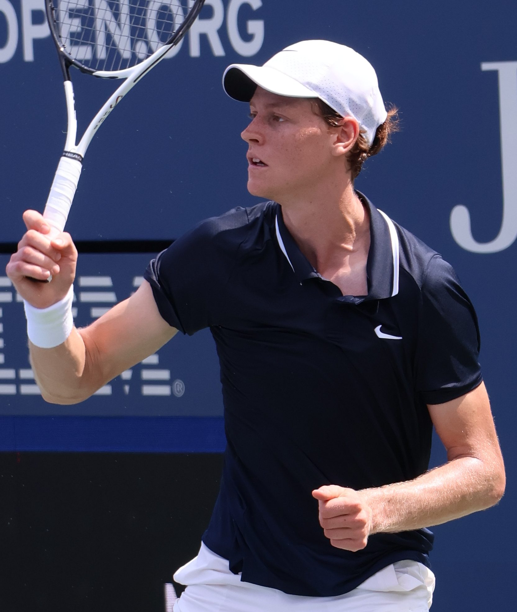 Jannik Sinner in campo da tennis durante un allenamento