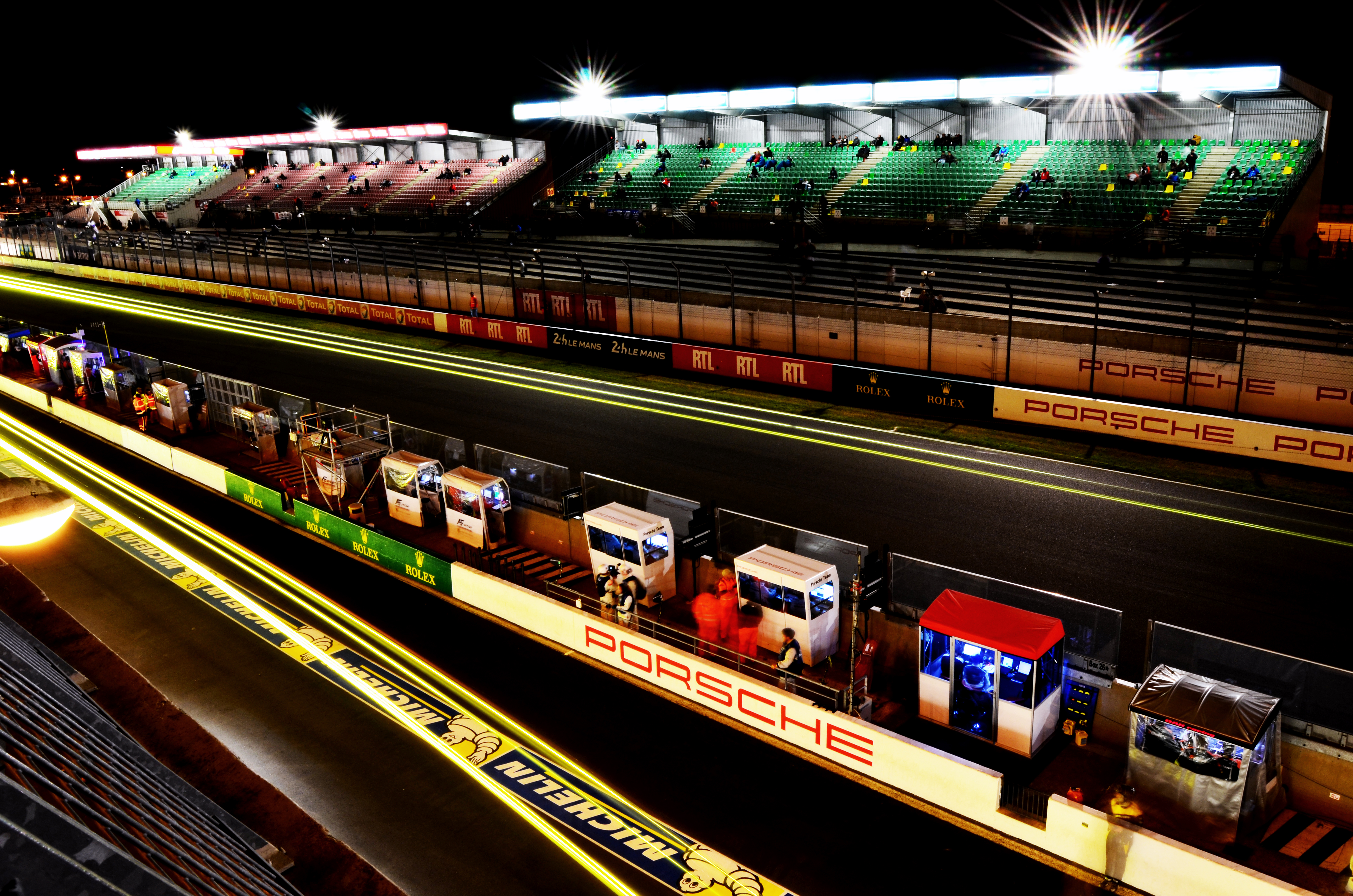 Pit lane notturna della 24 Ore di Le Mans