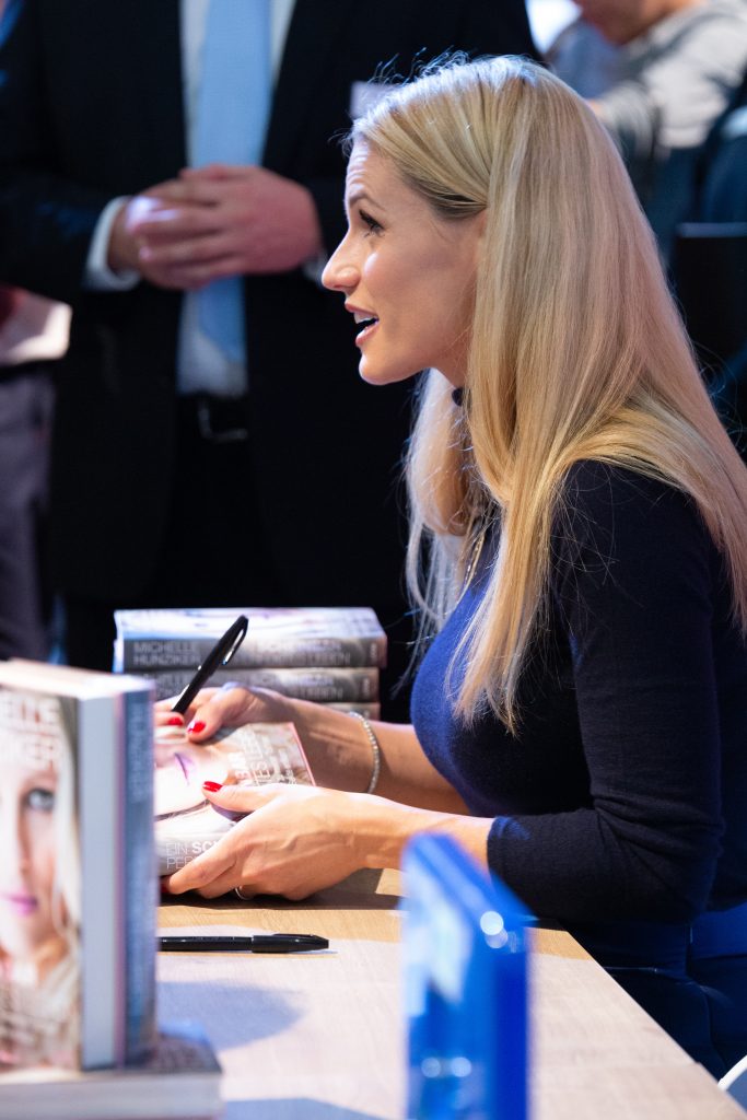 Michelle Hunziker, conduttrice di Super Karaoke