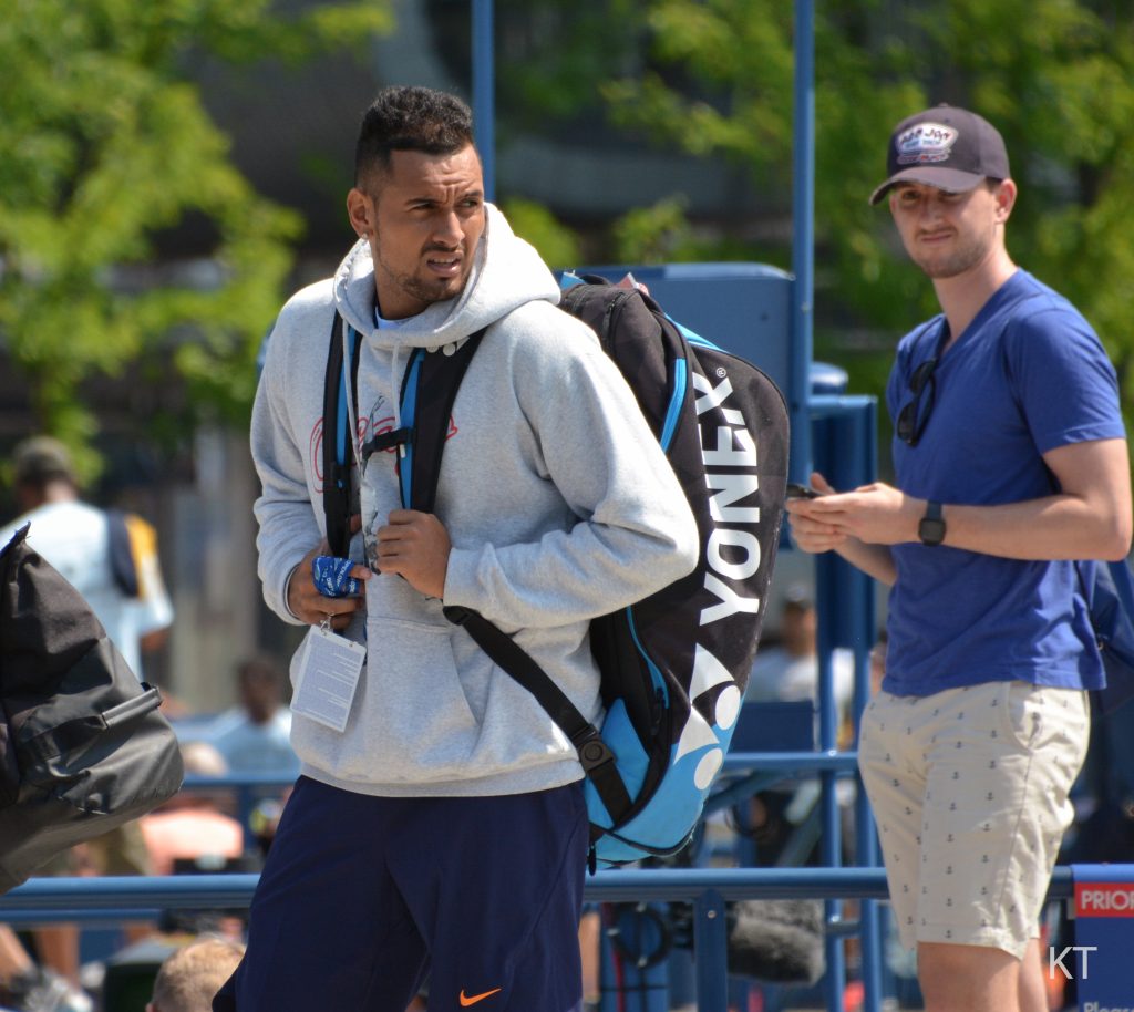 Nick Kyrgios in campo durante un allenamento di tennis