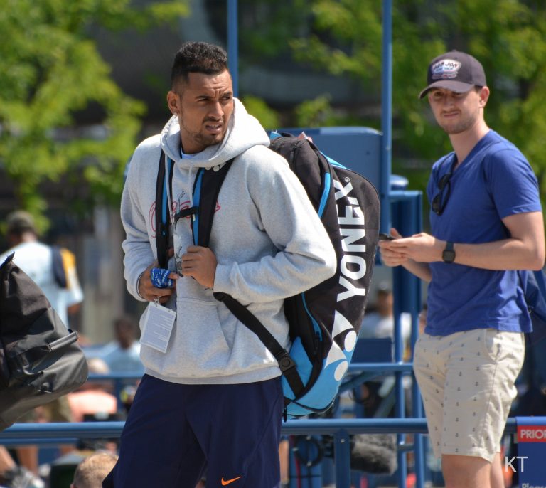 Nick Kyrgios in campo durante un allenamento di tennis