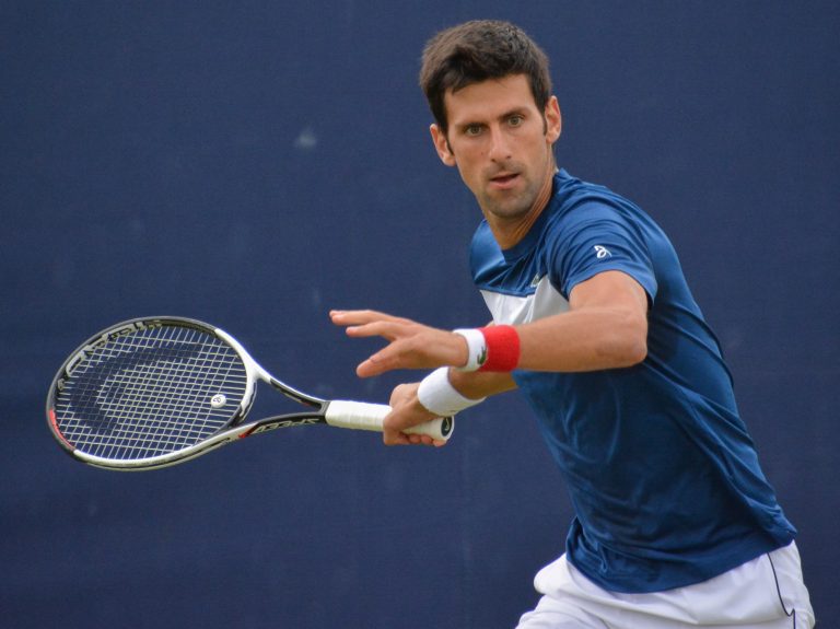Novak Djokovic su un campo in erba a Londra