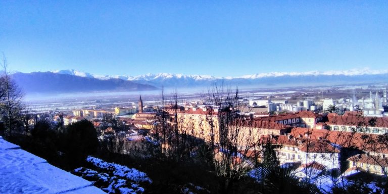 Panorama di Saluzzo con le Alpi sullo sfondo