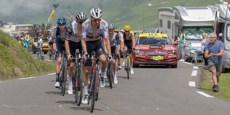 Peloton del Tour de France sul Col du Tourmalet