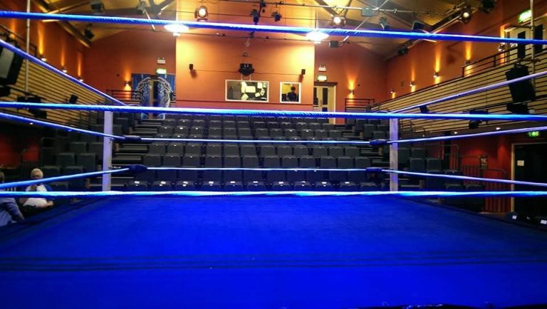 Ring di wrestling allestito in un teatro