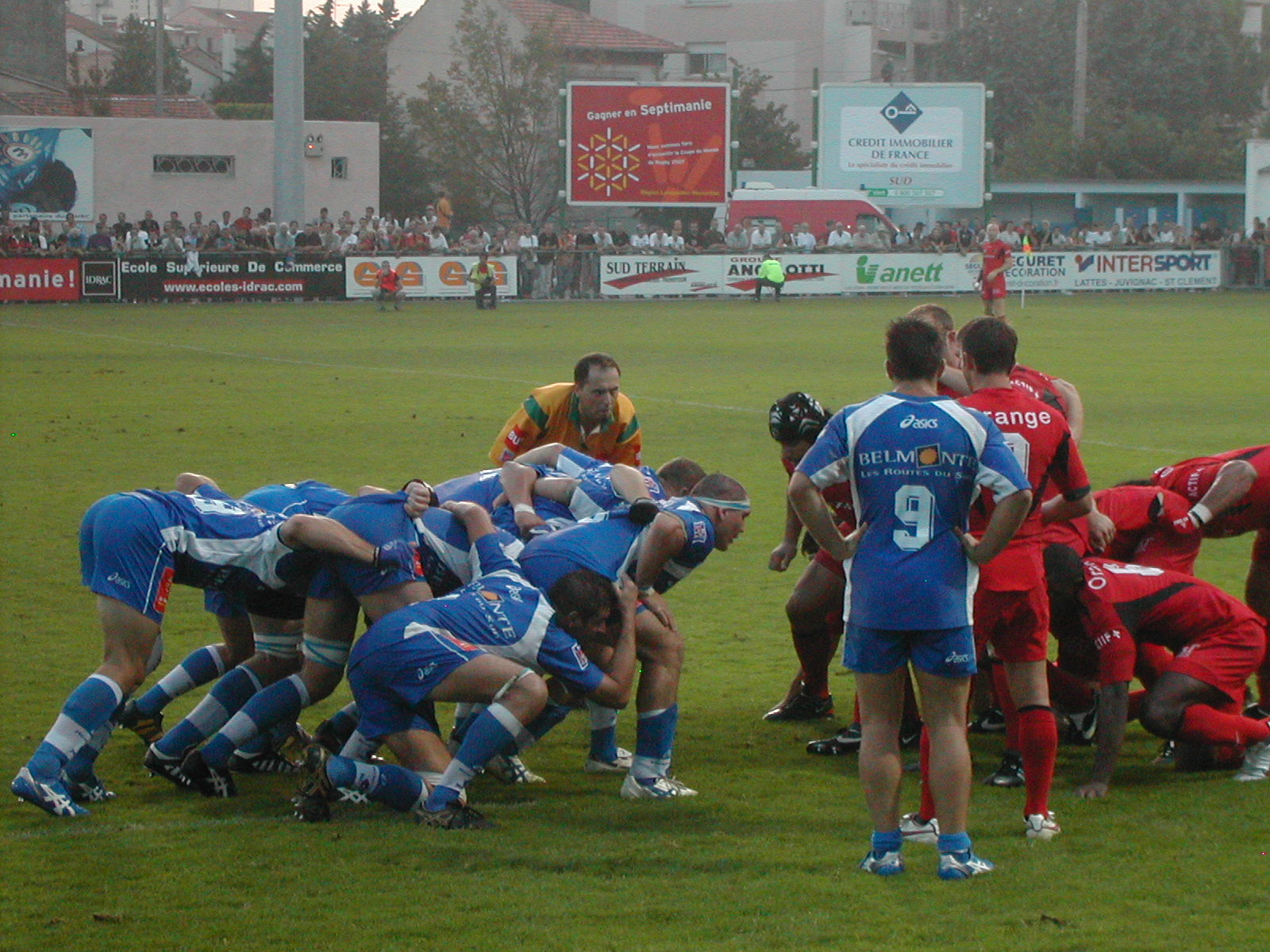Mischia tra Montpellier e Stade Toulousain in una partita di rugby