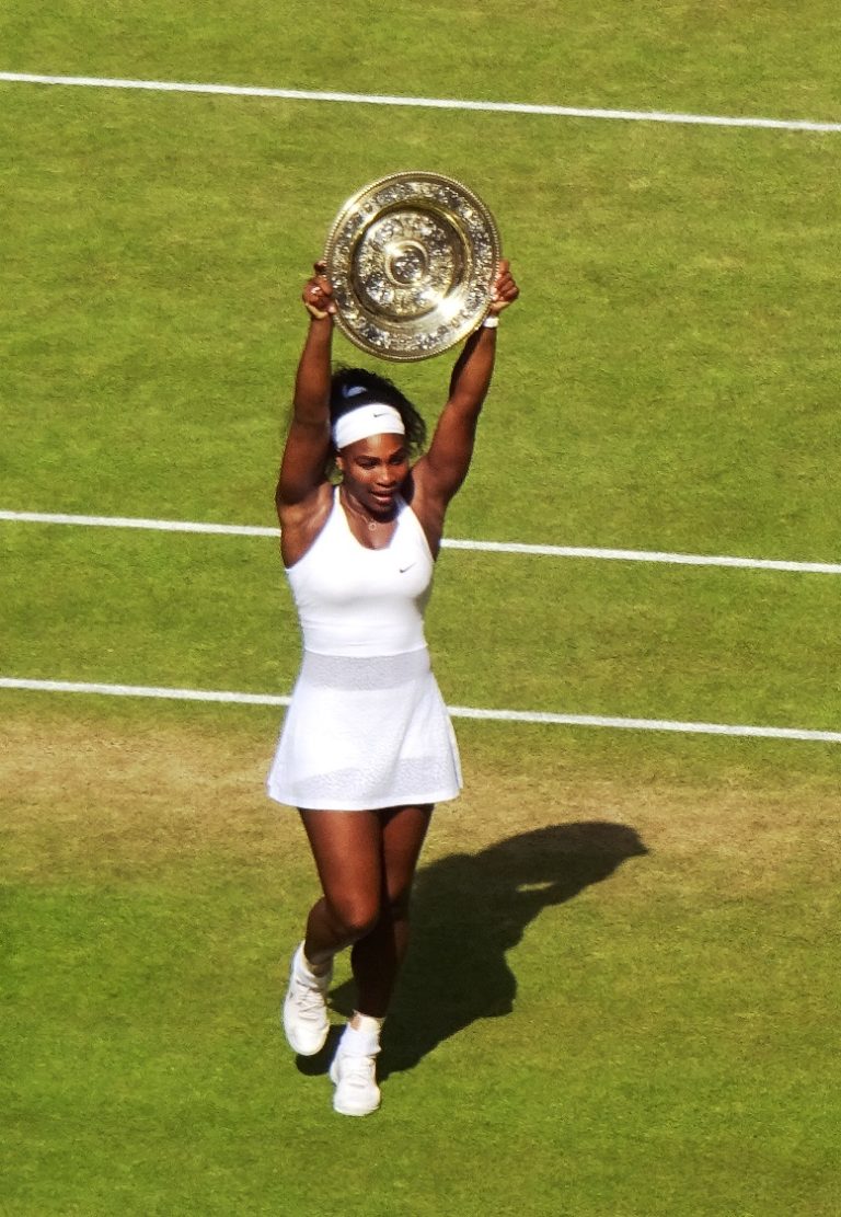 Serena Williams con il trofeo di Wimbledon