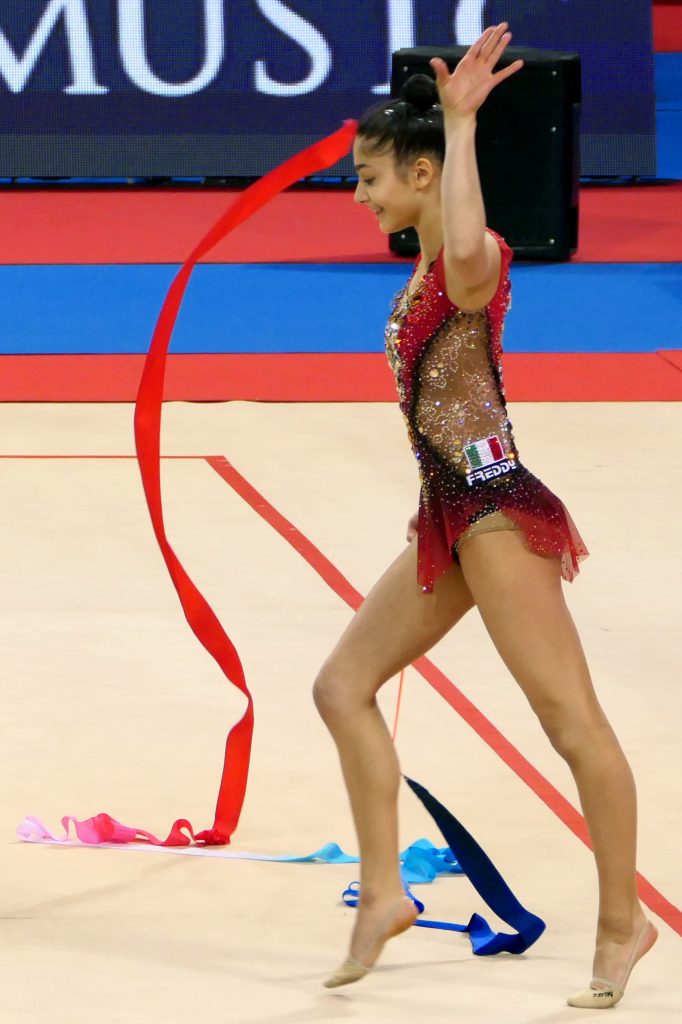 Sofia Raffaeli durante un esercizio al nastro di ginnastica ritmica