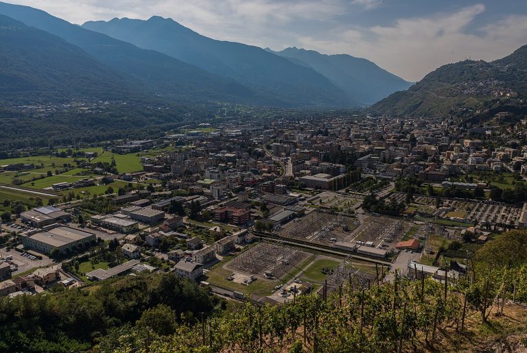 Panorama di Sondrio, città di partenza del Tour de Suisse 2026