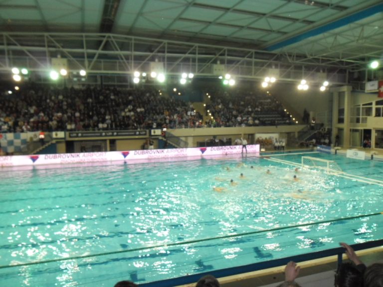 Azione di una partita di pallanuoto europea tra Jug e Pro Recco