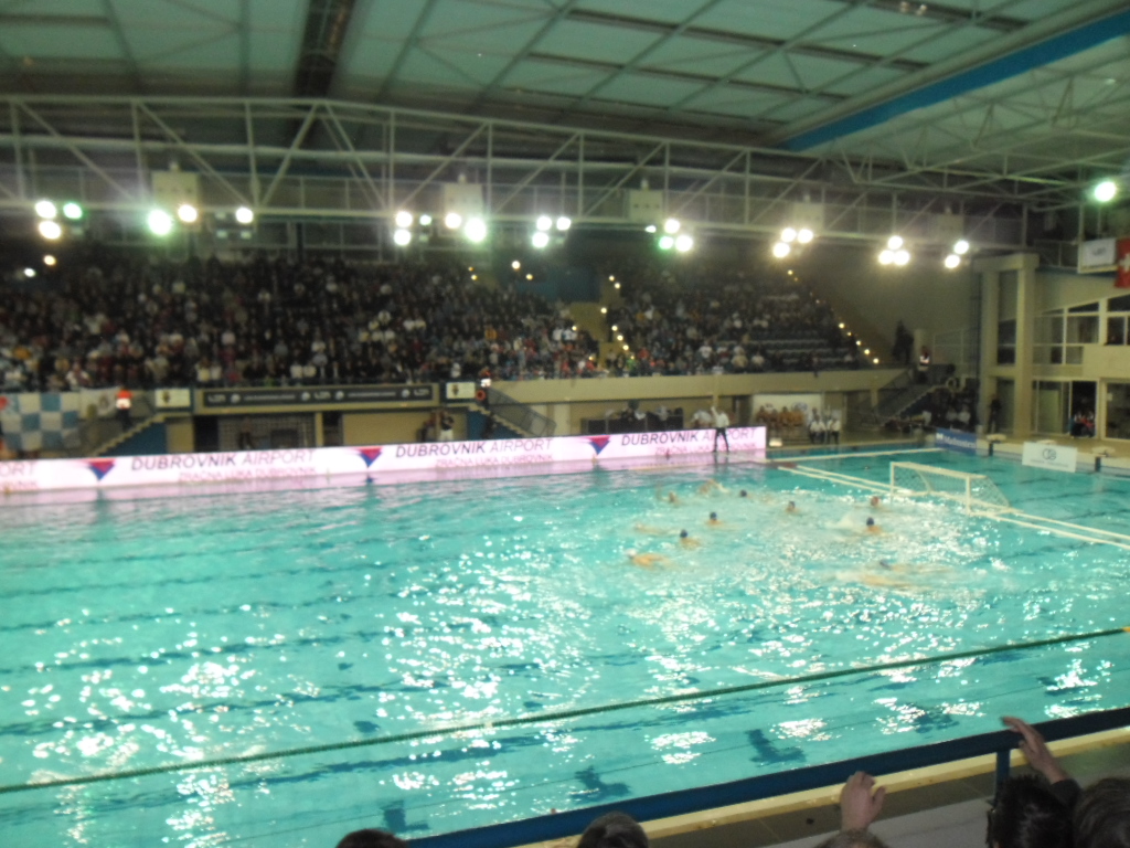 Azione di una partita di pallanuoto europea tra Jug e Pro Recco