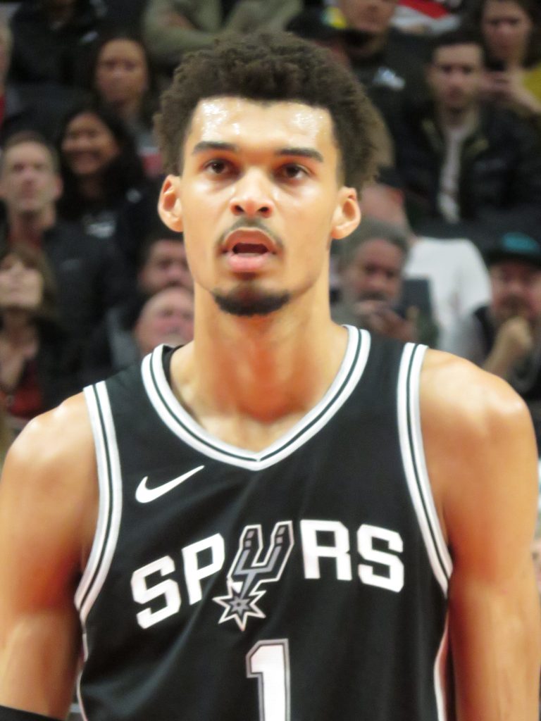 Victor Wembanyama con la maglia di San Antonio durante una partita NBA