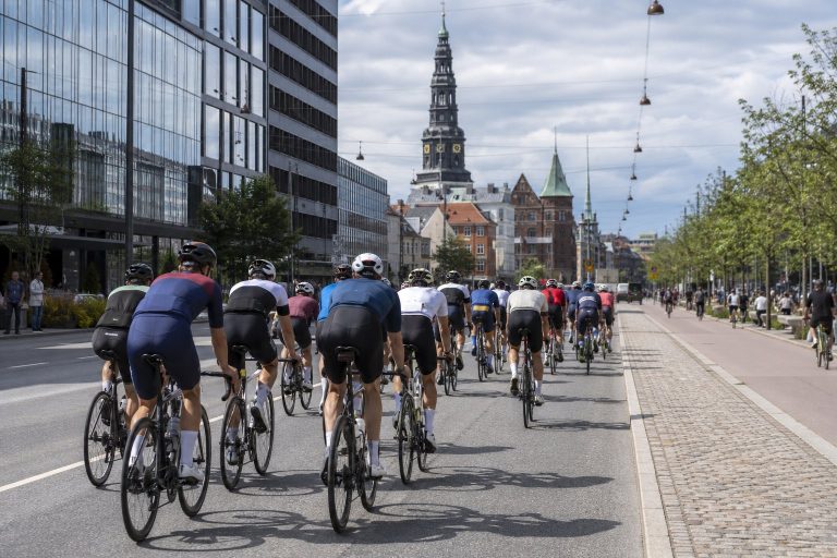 Gruppo di ciclisti su strada urbana a Copenhagen