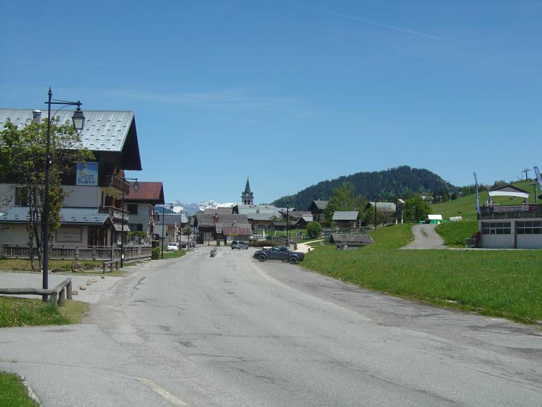 Strada verso Crest-Voland, arrivo della tappa 6 del Tour Auvergne-Rhône-Alpes 2026