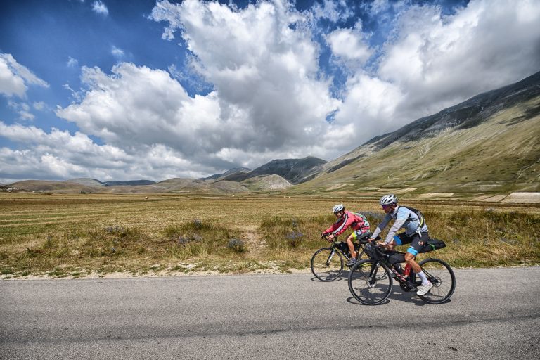 Ciclista su strada in Italia per una guida al Giro Next Gen 2026