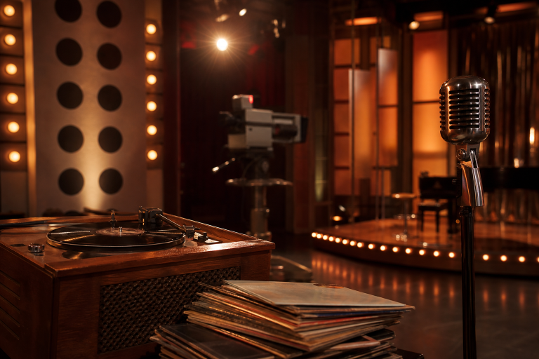 Studio musicale vintage con microfono, giradischi e luci da set televisivo