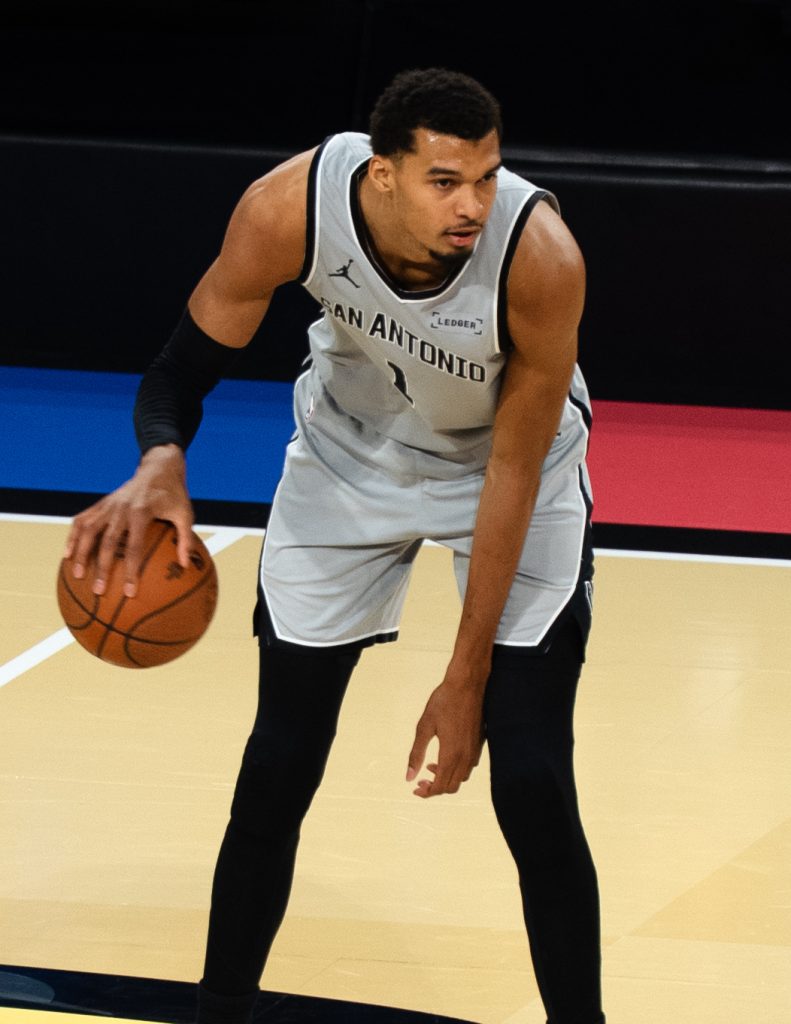 Victor Wembanyama con San Antonio Spurs durante NBA Cup 2025