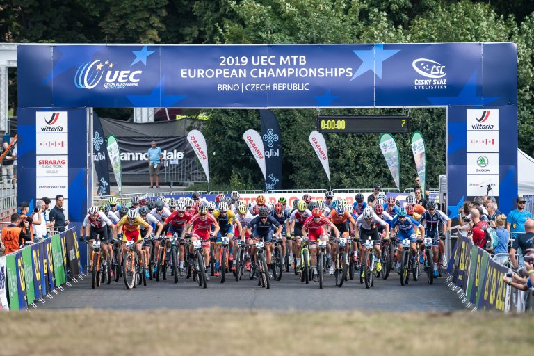 Partenza di una gara agli Europei di mountain bike