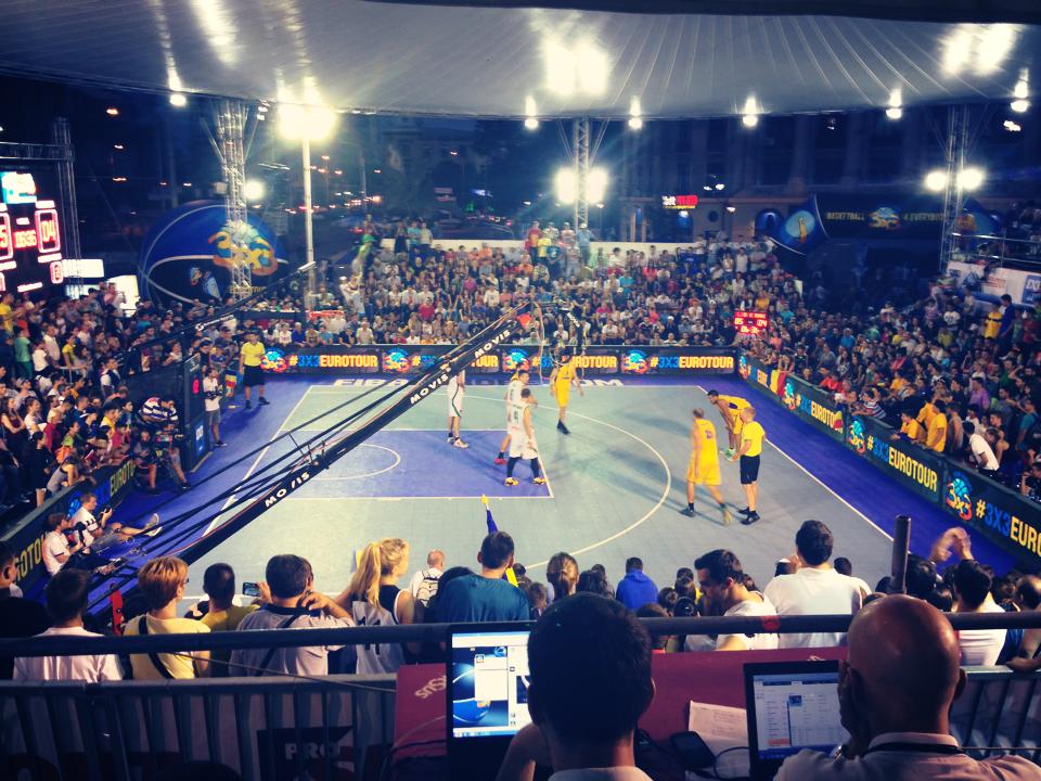 Partita di basket 3x3 su campo all'aperto
