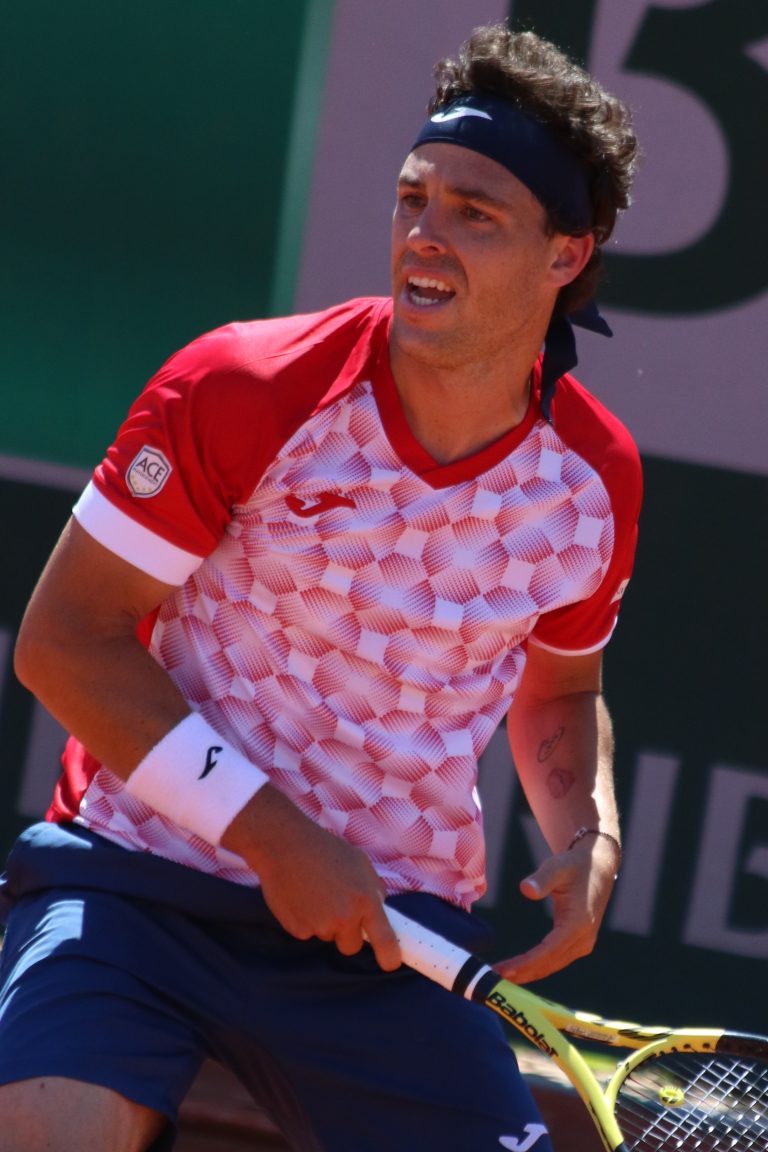 Marco Cecchinato in campo durante una partita di tennis