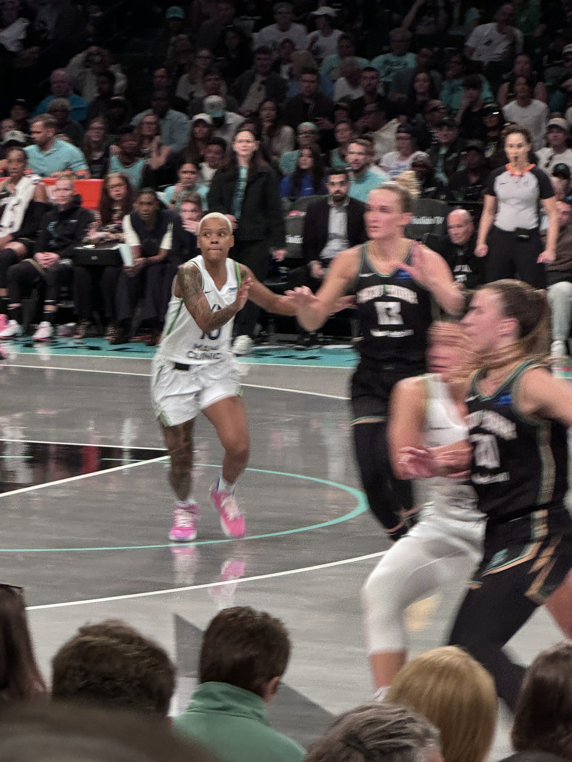Azione di gioco durante una partita WNBA