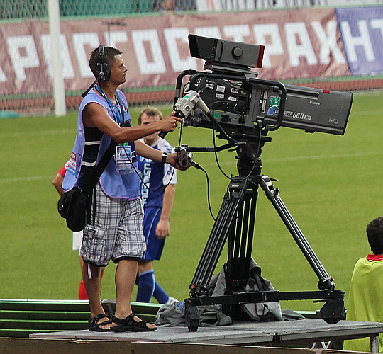 Telecamera professionale a bordocampo per una partita di calcio