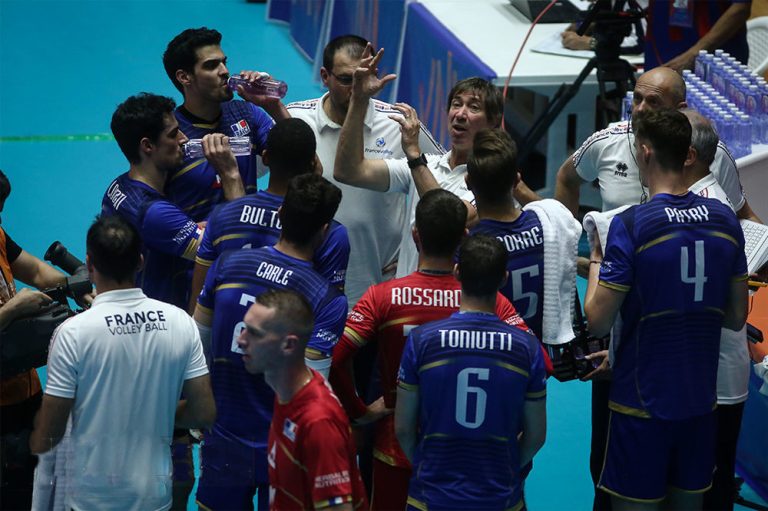 La nazionale francese di volley durante una partita di VNL