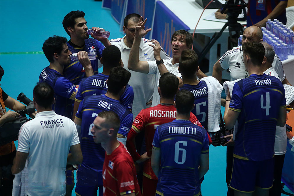 La nazionale francese di volley durante una partita di VNL
