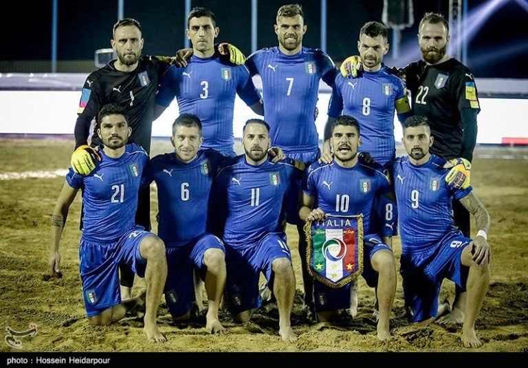 Nazionale italiana di beach soccer schierata in campo