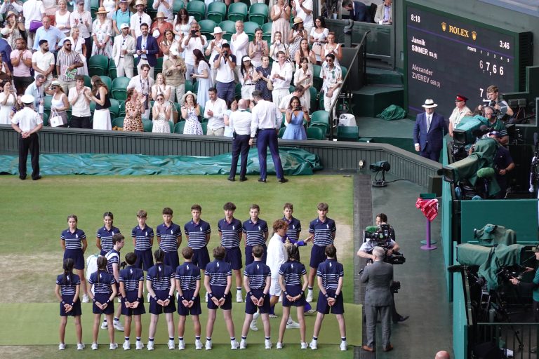 Jannik Sinner con il trofeo di Wimbledon 2026