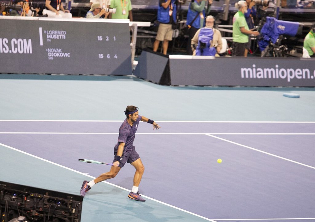 Lorenzo Musetti durante un match di tennis al Miami Open 2025