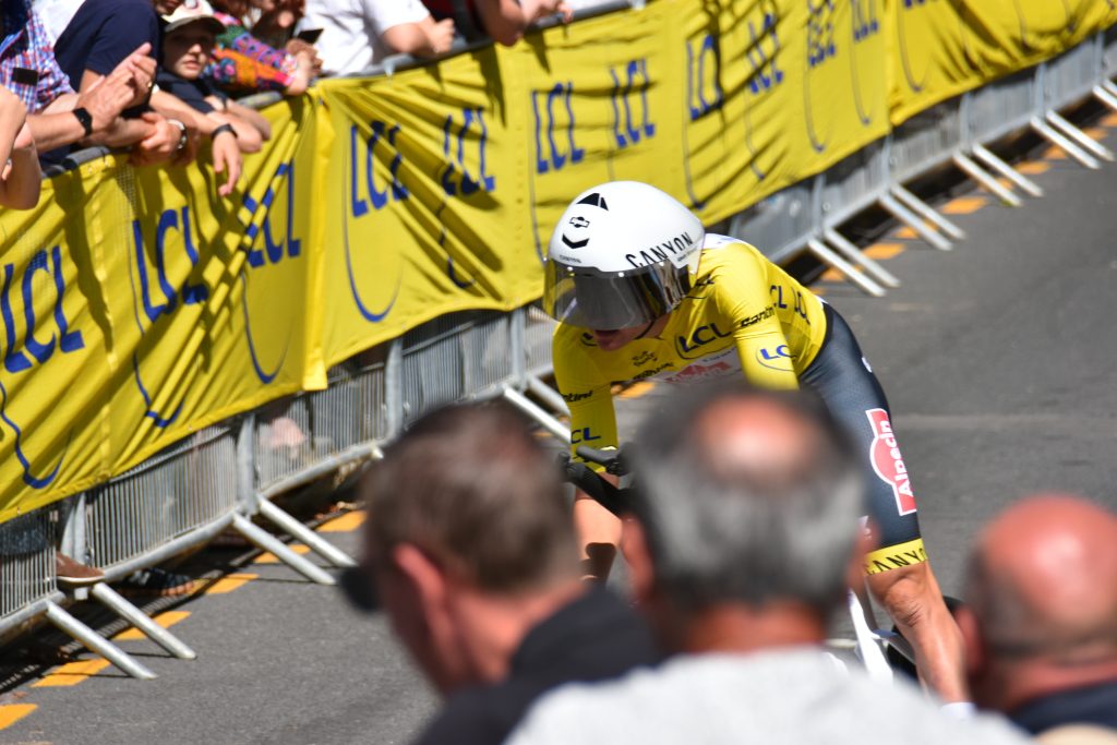 Mathieu van der Poel in bici durante il Tour de France
