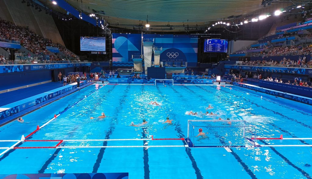 Azione di pallanuoto maschile tra Italia e Montenegro