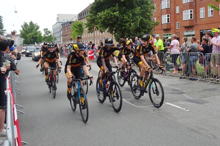 Ciclista durante una promozione del Tour de France Femmes