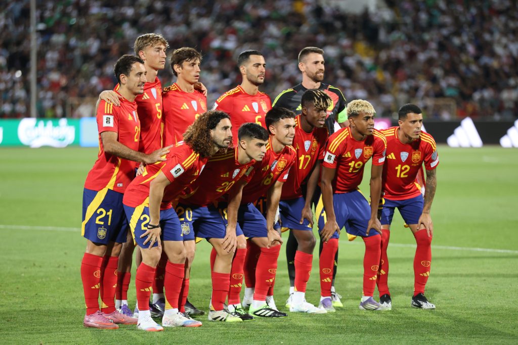 La nazionale spagnola di calcio schierata in campo nel 2025